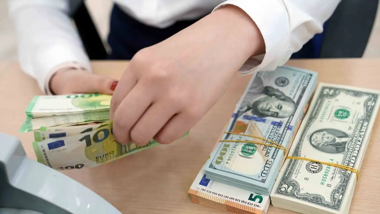 سعر الدولار الأمريكي يتراجع بعد إعلان الولايات المتحدة عن تضخم مرتفع اليوم